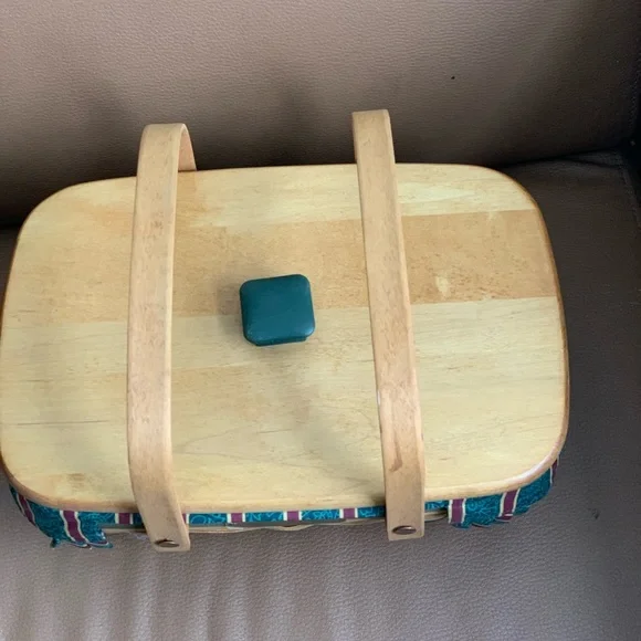 Longaberger Basket with Lid - Picture 4 of 6
